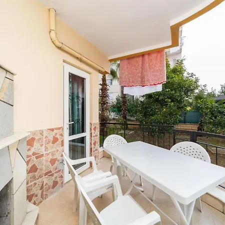 Spacious Flat With Backyard In Muratpasa 公寓