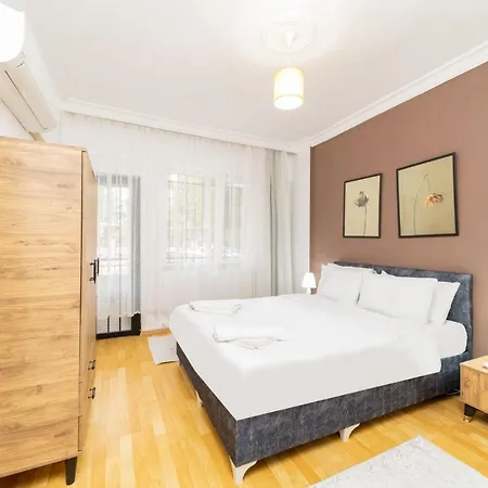 Apartment Spacious Flat With Backyard In Muratpasa