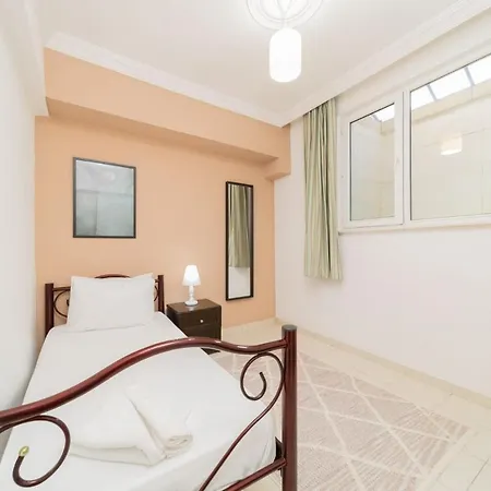 Apartment Spacious Flat With Backyard In Muratpasa *